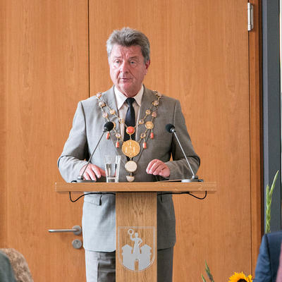 Oberbürgermeister Trümper hält eine Rede am Pult