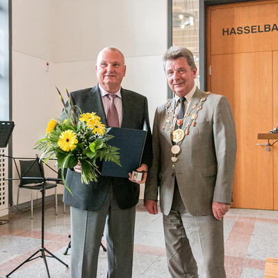 Ehrenringträger Unger und Oberbürgermeister Trümper vor dem Hasselbachsaal