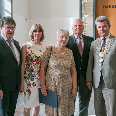 Familie Prof. Bähr, Familie Unger und der Oberbürgermeister vor dem Hasselbachsaal