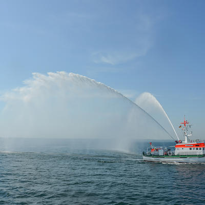 Seenotrettungskreuzer bei einer Vorführung der Wasserwerfer