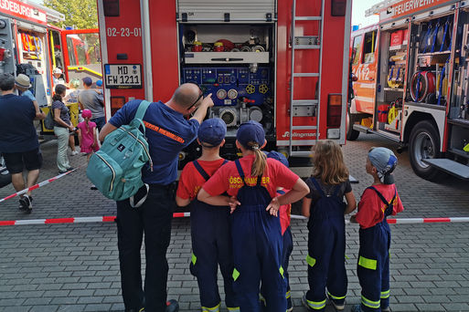 Nachwuchs der Feuerwehr lässt sich die Technik erklären