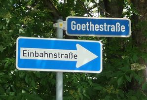 Bild vergrößern: Fahrradstraße - Goethestraße - Wegweiser