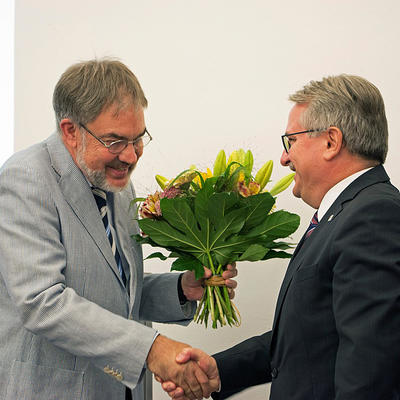 Bürgermeister Klaus Zimmermann gratuliert Prof. Dr. Detlef Siemen. 
