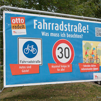 Plane am Straßenrand mit dem Hinweis der Regeln in der Fahrradstraße