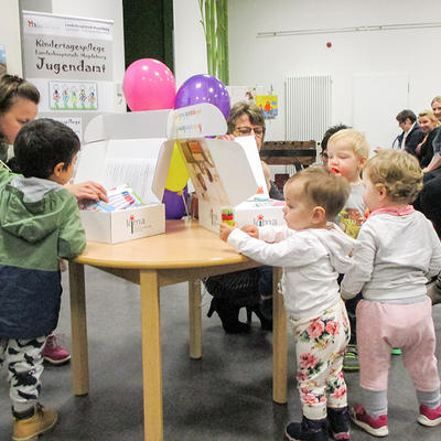 Bild vergrößern: Die Kinder freuten sich ber die Kinderschutzkartons.