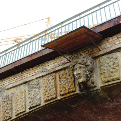 Bauzier an der Anna-Ebert-Brücke