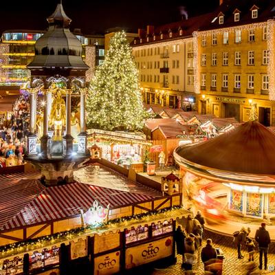 Beleuchteter Magdeburger Weihnachtsmarkt bei Dunkelheit vom Balkon des Rathauses