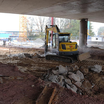 Abbrucharbeiten unter der Ringbrücke für die neue Straßenbahntrasse, 11,19