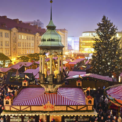 Blick auf den Magdeburger Weihnachtsmarkt 2019 vom Balkon ohne Beleuchtung
