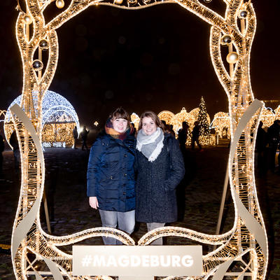 Übergroßer beleuchteter Bilderrahmen der Lichterwelt Magdeburg