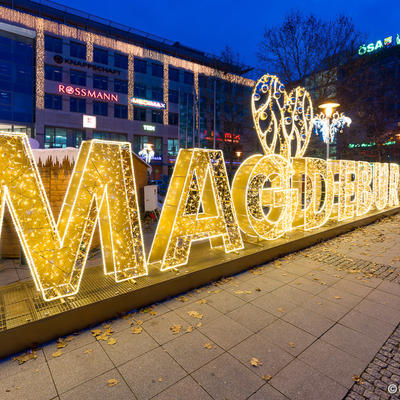 Magdeburg-Schriftzug auf dem Bahnhofsplatz mit CityCarré im Hintergrund