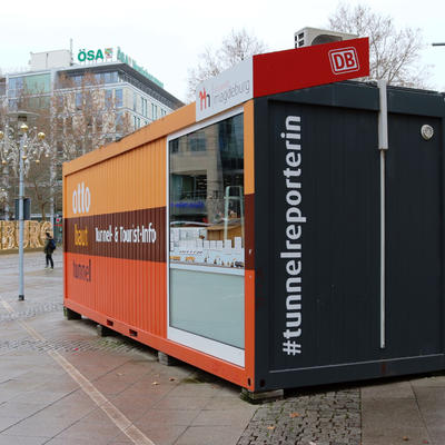 Infocontainer mit Magdeburger Lichterwelt im Hintergrund, 12/19