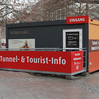Eingang Infocontainer auf dem Willy-Brandt-Platz, 12/19
