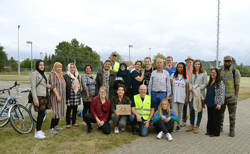 Bild vergrößern: Meldung zum Integrationspreis - Gruppenfoto Abschluss Fahrradtraining