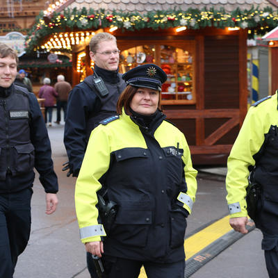 Eine Polizistin der gemeinsamen Streife lächelt Richtung Kamera
