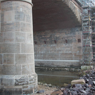 Pfeiler und Gewölbebogen der Anna-Ebert-Brücke