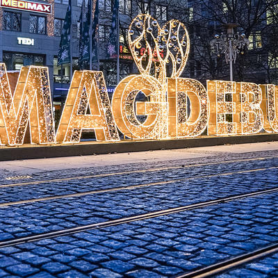 Magdeburg Schriftzug auf dem Bahnhofsplatz zur blauen Stunde