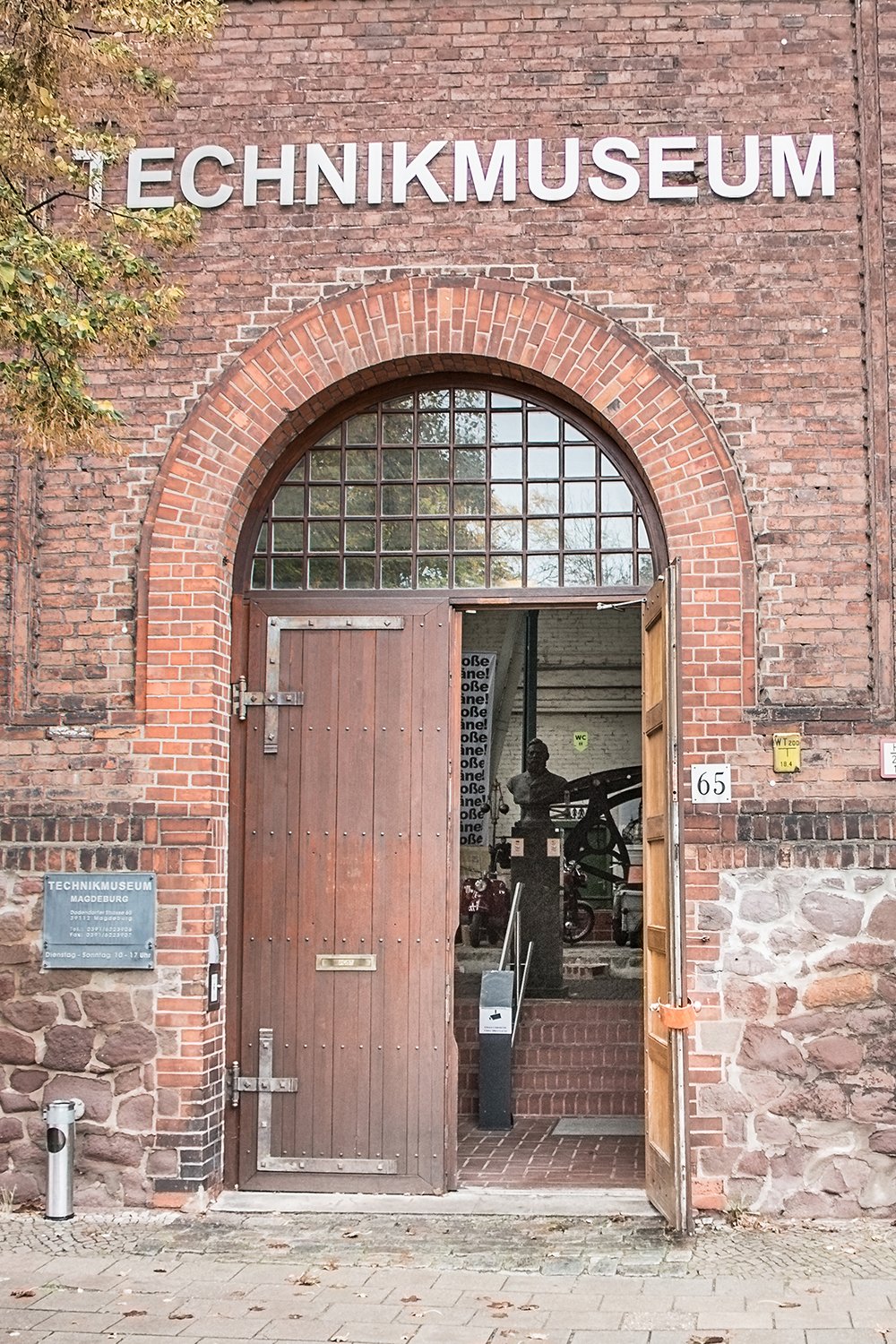 Technikmuseum Haupteingangstür geöffnet