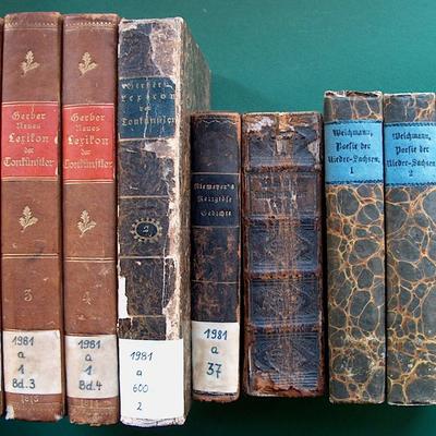 TZ: Alte Bücherücken aus der Telemann-Bibliothek