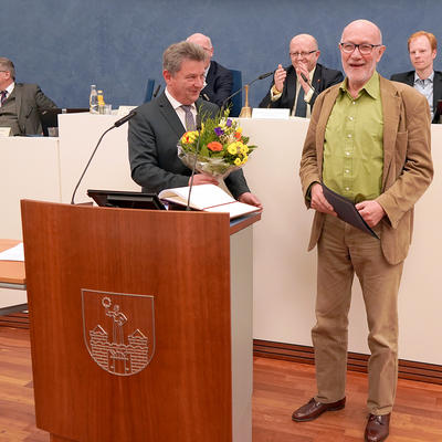 Oberbürgermeister Dr. Trümper überreicht Alfred Westphal Blumen