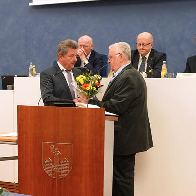 Oberbürgermeister Dr. Trümper gratuliert Hubert Salzborn  