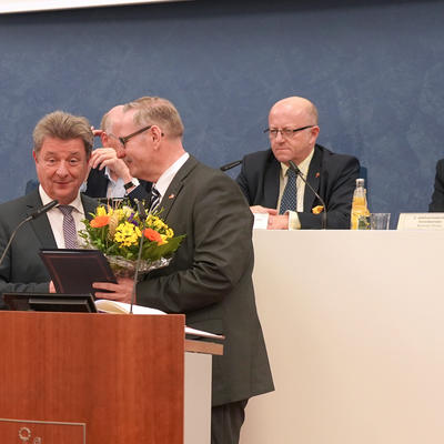 Bernd Reppin bedankt sich bei Oberbürgermeister Dr. Trümper für die Blumen