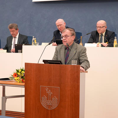Dr. Klaus Kutschmann steht am Redepult
