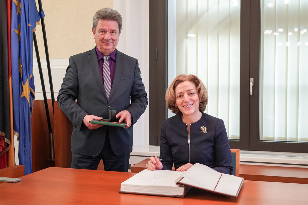 Bild vergrößern: Oberbürgermeister Dr. Lutz Trümper mit Botschafterin Elena Radkova-Shekerletova
