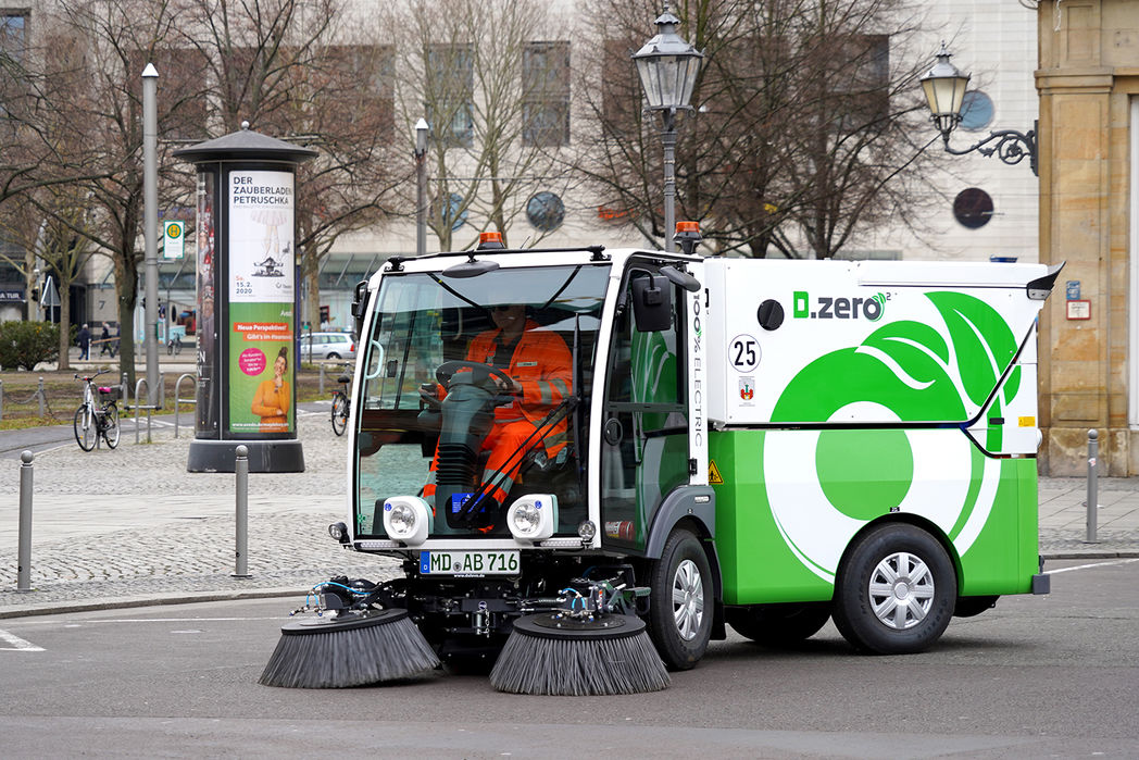 Bild vergrößern: Die neue Elektro-Kleinstkehrmaschine des Städtischen Abfallwirtschaftsbetriebes
