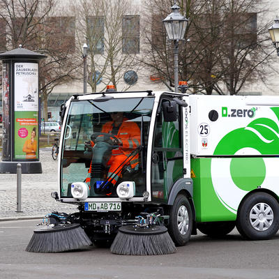 Bild vergrößern: Die neue Elektro-Kleinstkehrmaschine des Städtischen Abfallwirtschaftsbetriebes