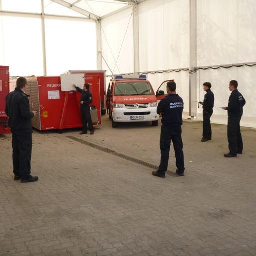 Brandmeisteranwärter bei der Schulung zur Nutzung des Digitalfunks in einem Zelt