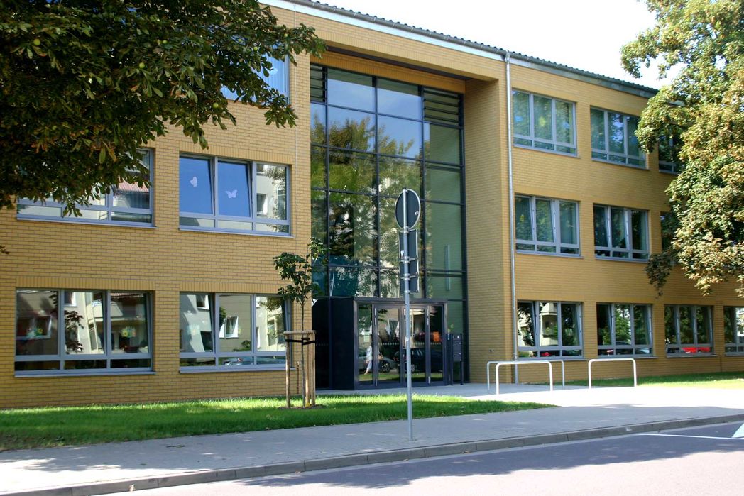 Bild vergrößern: Eingangsbereich der Weitling-Sekundarschule in Magdeburg