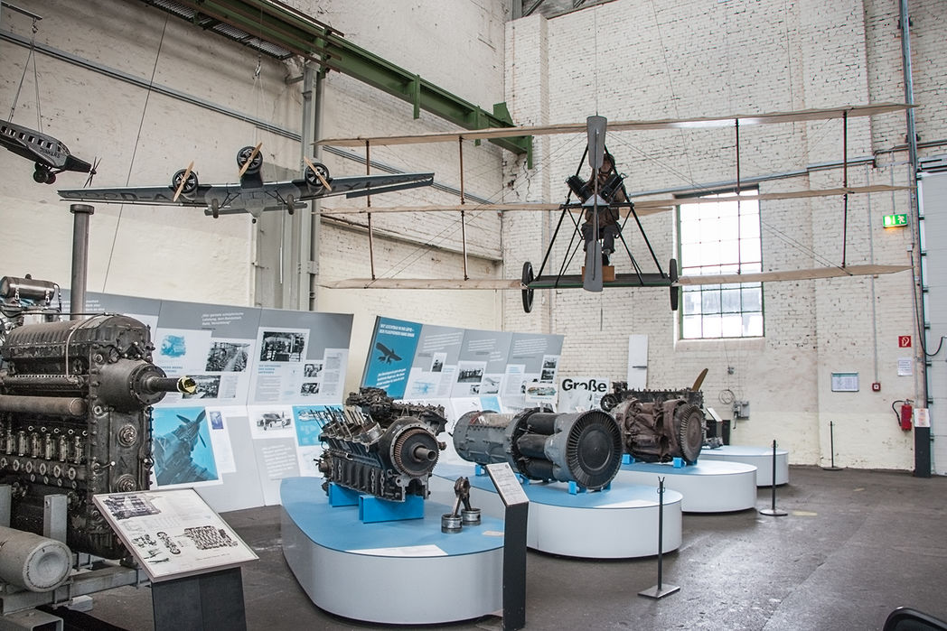 Historische Motoren und Fluggeräte im Technikmuseum Magdeburg