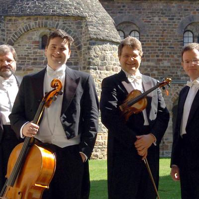 Das ROSSINI-Quartett vor dem Gemäuer einer Burg
