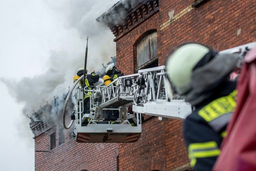 Bild vergrößern: Feuerwehr bei Großbrand Rotehornpark in Magdeburg