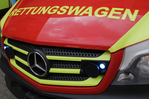 Bild vergrößern: Titelbild Rettungsdienst als Schriftzug auf einer Motorhaube mit Blaulicht