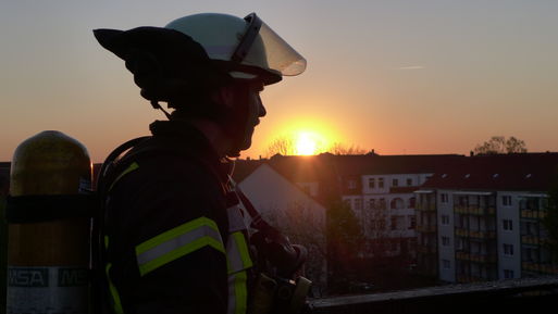 Bild vergrößern: Feuerwehrmann bei Sonnenuntergang