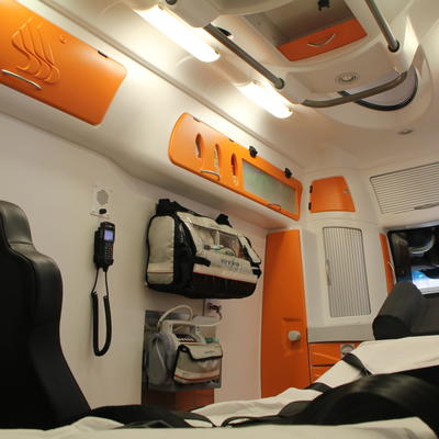 Rettungstransportwagen von heckseitig gegen Patientenraumhimmel