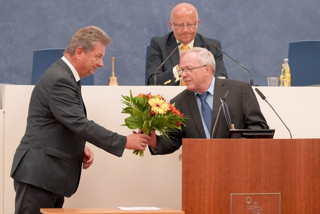 Oberbürgermeister Dr. Lutz Trümper überreicht Hugo Boeck einen Blumenstrauß