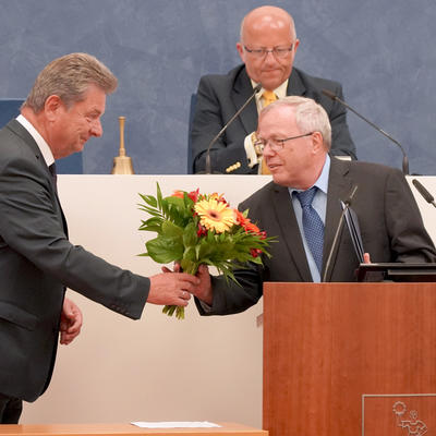 Oberbürgermeister Dr. Lutz Trümper überreicht Hugo Boeck einen Blumenstrauß