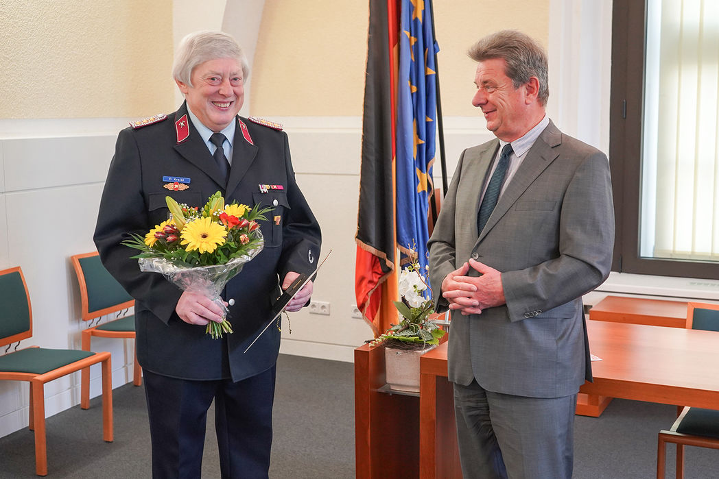 Detlef Kreißl mit einem Blumenstrauß neben Oberbürgermeister Dr. Trümper