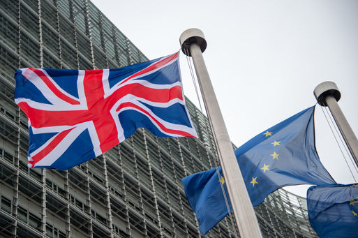 Bild vergrößern: British and European flags in front of the Berlaymont building