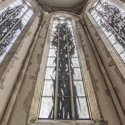 Monochromatisch gestaltetes Max-Uhlig-Fenster in der Johanniskirche Magdeburg