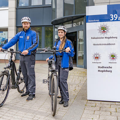 Zwei E-Bikes der Fahrradstaffel vor dem Eingang der Magdeburger Stadtwache