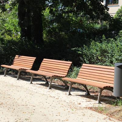 Neue Sitzbänke und Mülleimer im sanierten Schneidersgarten Magdeburg