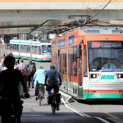 Radfahrer, Fußgänger und Straßenbahn unter der Eisenbahnunterführung Magdeburg