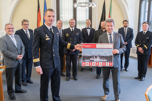Korvettenkapitn Wohlrab berreicht die Spende an Oberbrgermeister Dr. Trmper