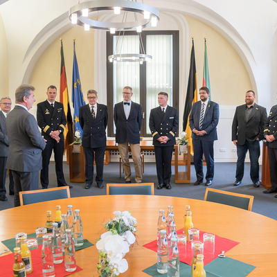 Oberbürgermeister Trümper begrüßt die Korvettenabordnung und den Freundeskreis