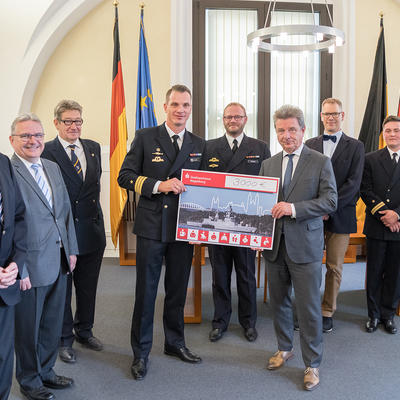Philipp Wohlrab übergibt den Spendenscheck an Oberbürgermeister Dr. Lutz Trümper