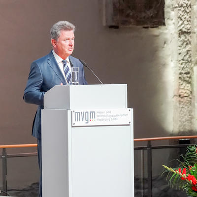 Oberbürgermeister Dr. Trümper bei seiner Rede zur Einweihung der Uhlig-Fenster